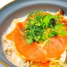 王子サーモンとキノコのクリームパスタ