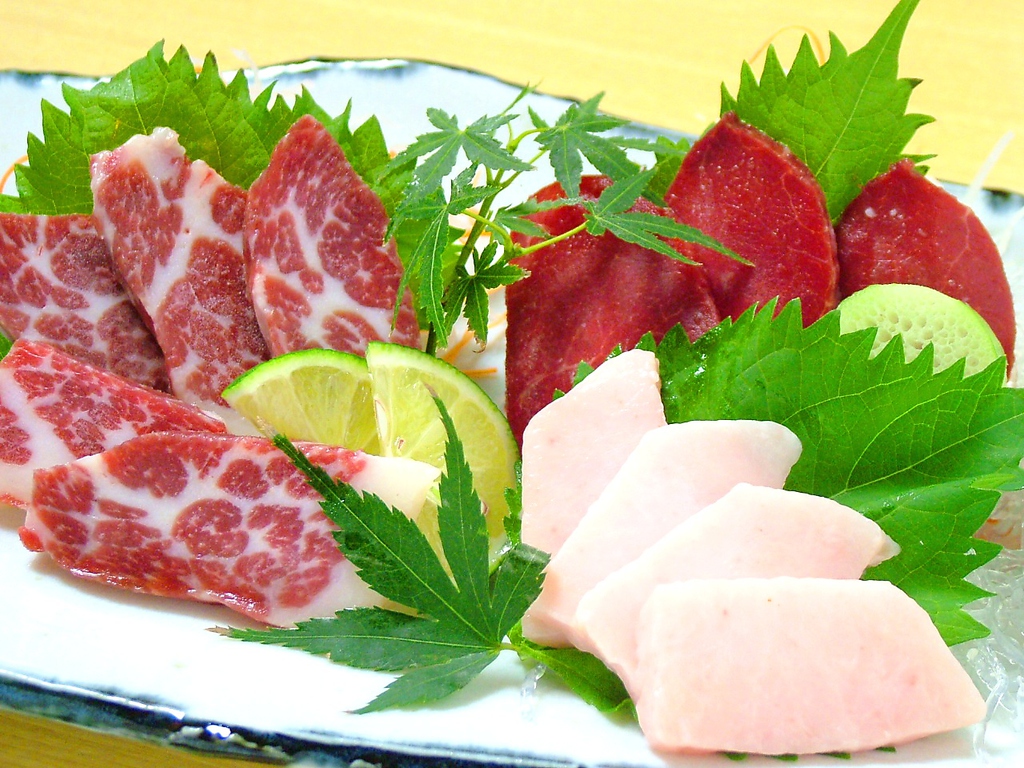 「馬刺し3種盛り」が1800円でご堪能いただけます◎