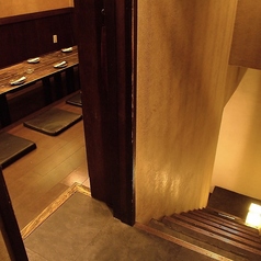 【2F】階段を登るとお座敷席が広がります。和の趣ある空間でお楽しみください。