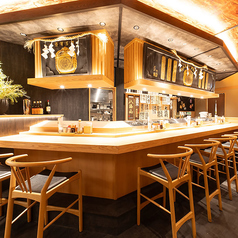 一人飲みやデート利用におすすめのカウンター席。落ち着いた雰囲気が魅力です。