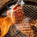 名物『ダイヤモンドカットのステーキ』！無数の切り込みにより赤身肉の旨味を逃さず、肉厚で柔らか！