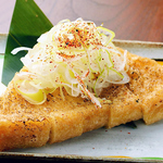 仙台の名物！アツアツ、サクッフワッな当店大人気の《三角揚げ焼き》七味をかけるとおいしさ倍増です