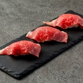 黒毛和牛の炙り寿司や極上和牛肉寿司など、当店では多彩な肉寿司をご用意しております。各種の肉寿司を食べ比べることも可能で、贅沢な味わいを楽しむことができます。ぜひ、お好みの一品を見つけてみてください！