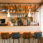 木の温もりと緑に癒される洗練された内装。日常を忘れて寛げる開放的な店内で、贅沢な時間を過ごして