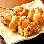 大山の自然の恵みをたっぷりと受けて育った“大山どり”使用の焼鳥串。すみれの真骨頂。