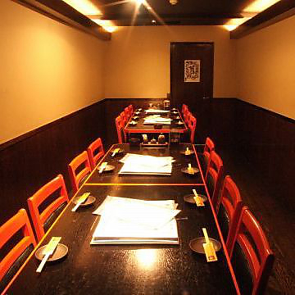 最大16名様の完全個室は、気の置けないお仲間との会にぴったり。周りを気にせずリラックスできます◎