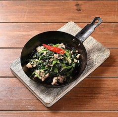 サルシッチャとほうれん草のバターソテー