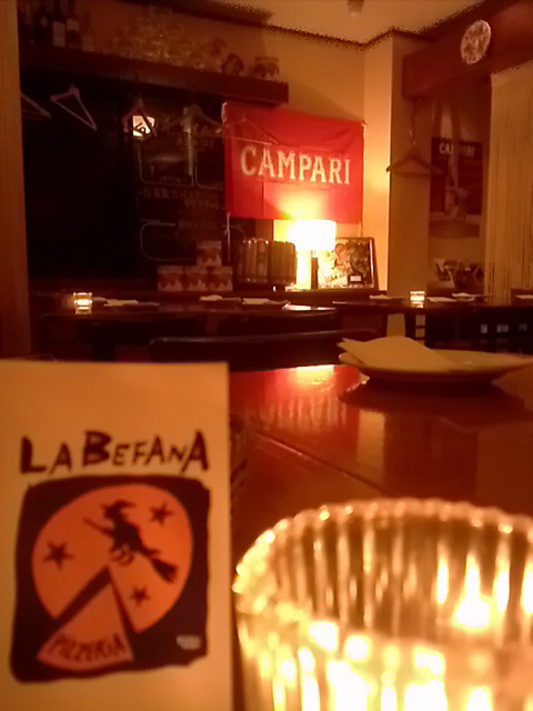 本場ナポリのピッツァ・マルゲリータ♪　イタリア製の石窯で薪を焚き焼きあげます♪