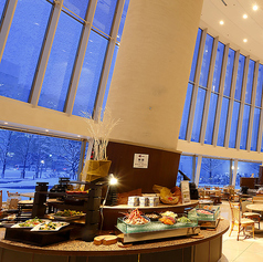 札幌プリンスホテルの1階に位置する「ブッフェレストランハプナ」。天井の高い開放感溢れる空間で堪能するのは、ライブ感あふれるディナーブッフェ。握りたてのお寿司や、切りたてのローストビーフなど。ホテルならではの、豪快かつ繊細なお料理の数々をお楽しみください。