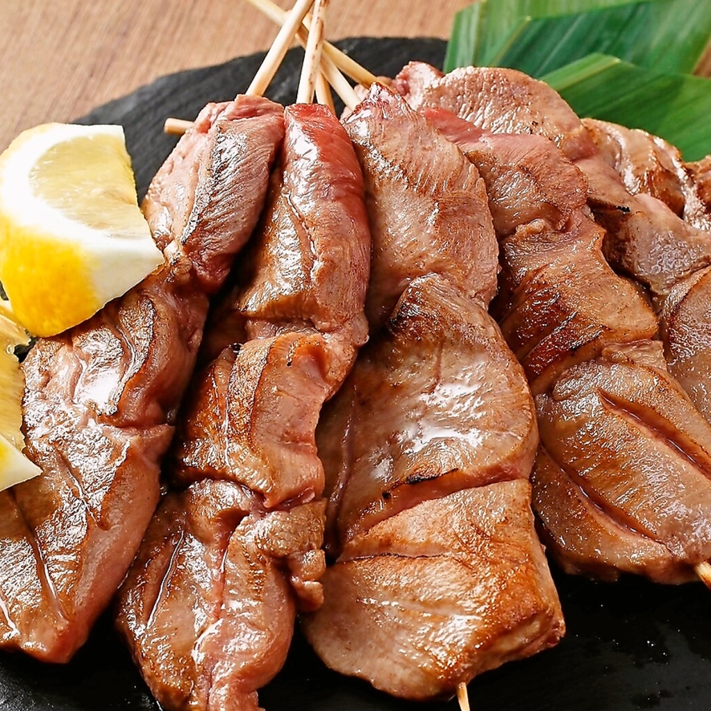 牛タンのタン元を贅沢に串焼きにしました。名物、絶品トロタン串の旨味や食感を是非お楽しみ下さい。