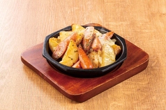 ポテトとソーセージの鉄板炒め