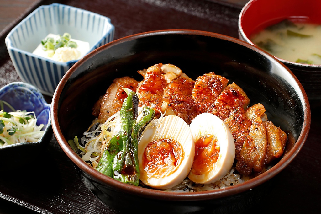 ランチメニューも夜の居酒屋メニューも11時30分～19時30分までご提供しております。