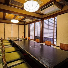 お子様連れでも安心してくつろげる広々とした座敷席が魅力のがんこ寝屋川店。畳の温もりと和の落ち着いた空間で、家族団らんの時間をゆったりと楽しめます。季節の食材を使った彩り豊かな和食に、子どもも大人も笑顔に。寝屋川で家族の記念日や休日の食事にぴったりな、居心地の良い和食店です。