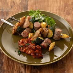 鶏もも肉と夏野菜の串焼き オクラのトマトガンボソース