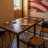 インダストリアル調のテーブル席で、癒しのひとときを。