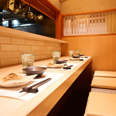 【掘りごたつカウンター席】低めの設計で過ごしやすく、デートや記念日にもぴったりな空間。