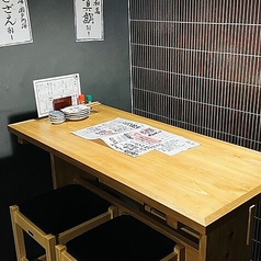 テーブル席は、カジュアルに食事を楽しむのに最適です。友達と一緒に訪れて、笑い声が響く中で美味しい料理を味わうことができます。リラックスした環境が、心地よい会話を生み出します。特別な日や普段の食事に、ぜひこの空間を利用して、楽しい時間を過ごしてみてください☆