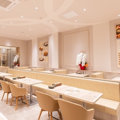 全席テーブル席となっており、一部の椅子はソファータイプ。ごゆっくりとおくつろぎください!