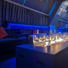 壁一面のソファ席焚き火の目の前の座面の深いソファでゆっくりおくつろぎいただけます。