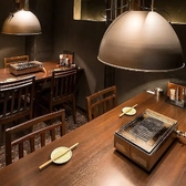 当店は、各お席には強力な排煙ダクトを設置し、煙がこもらない快適な環境を整えております。スーツやお洋服にニオイがつきにくいため、食後の予定を気にすることなく、心ゆくまで上質な焼肉をお楽しみいただけます。接待やご会食など、ニオイ移りが気になる大切なシーンにも最適です。