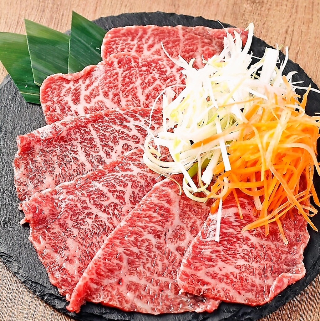 和牛炙り焼きしゃぶなど、名物メニュー多数♪バランスの取れた赤身と脂の旨味がお口の中で広がります