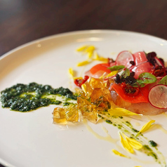 昆布締めした真鯛のカルパッチョ　自家製セミドライトマトと魚醤のジュレと共に