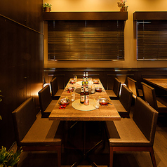 【店内貸切もOK！着席130名　立食なら最大150名様】広々とした店内で特別なひとときをお過ごしください！広々としたオープン席なので、おしゃれでキレイ♪宴会・女子会・合コン・達成会・同窓会・二次会などお気軽にご利用ください！