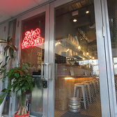 2階までエレベーターで上がると見える当店の入り口。レトロなネオンが目印です♪