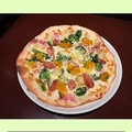 料理メニュー写真&nbsp;粗びきソーセージ、かぼちゃ、ブロッコリーのマヨクリームソース　ピッツァ