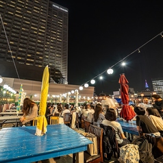 当店のビアガーデンは可動式の屋根があるため、突然の雨でも心配ありません。天候に関係なく、リラックスして楽しむことができます。お天気を気にせず、ゆっくりとお過ごしください。
