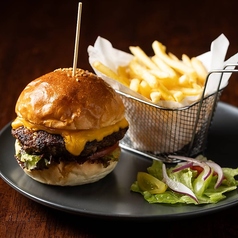 ≪専門店顔負けの自信の逸品！≫ジューシーなパティが堪らない！”BLARNEYのクラシックバーガー”の写真