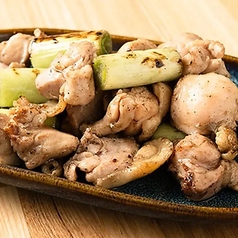 噛むほどに旨味が溢れる「親鶏もものバラ焼き」も自慢◎