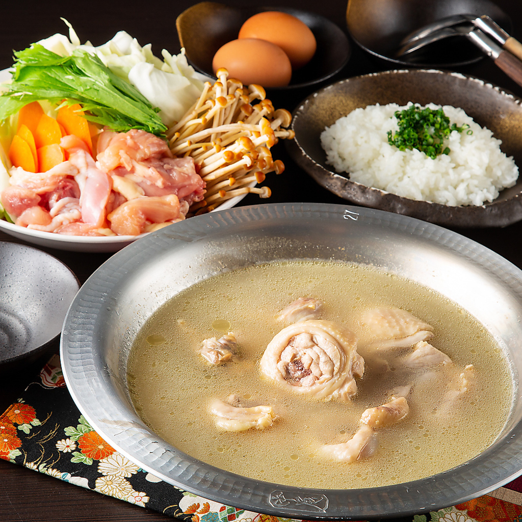 【はかた地どりの本格水炊き】はかた地どりの鶏ガラを何時間も煮込んだ白濁スープは絶品。