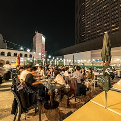 最大150名様まで新宿最大級オープンエアのスカイビアガーデン。可動式屋根付き雨天対策も万全。