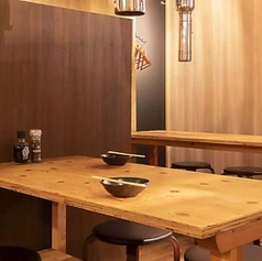 【テーブル席：4名様×6卓】最大24名様までOK！同僚との飲み会にぴったり。最大24名様までご利用いただけるお席は、同僚との飲み会はもちろん、二次会や三次会にもおすすめです。木目調の明るい雰囲気が特徴なので、ゆったりとした空間で会話を楽しみながら、くつろぎのひとときをお過ごしいただけます。