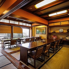 上質な接待空間をお探しなら、がんこ寝屋川店の掘りごたつ個室がおすすめ。畳の上で足を楽に伸ばせるスタイルは、格式ある雰囲気と快適さを兼ね備え、大切なお客様との商談や会食に最適です。駅近でアクセスも抜群。こだわりの和食と丁寧なサービスが揃う店内で、ビジネスシーンを格上げするもてなしをご提供します。