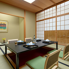 掘りごたつ式の個室が3部屋ございます。2～4名様でご利用の「山吹」8名様までご利用可能な「百合」「牡丹」。※料金：1室につき6,300円（サービス料・消費税込）