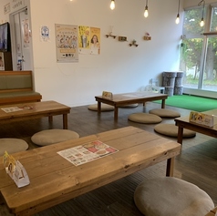 食後の休憩や待ち時間も退屈させません！店主こだわりの幅広いマンガを取り揃えた読書スペースをご用意。お食事を終えた後も、そのまま時間を忘れてゆったりとお過ごしいただけます。美味しい料理と趣味の時間が溶け合う、至福の隠れ家空間です。