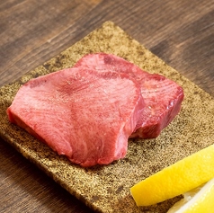 名物【厚切り極上牛タン】一枚の写真