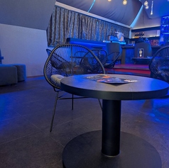 ３名掛けのローテーブルのソファ席、複数名でのご来店もお待ちしております。