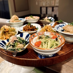 週替わりのお惣菜や季節の食材を使った一品料理が美味い