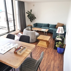 2階には6名様まで座れるテーブル席をご用意しています。女子会に最適です。周りを気にせず、落ち着いた雰囲気の中でゆったりとお過ごしいただけます。