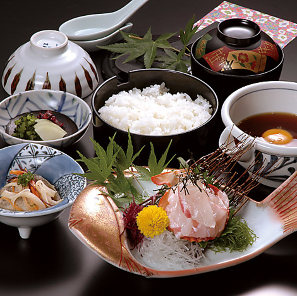 豪華な宇和島鯛めし。新鮮な海鮮・ふっくらご飯・一品・汁物、和の調和を感じる食事をご堪能下さい！