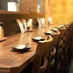 Ｌ字のカウンターです。Ｌ字に座ることで3～4名様でもご案内可能