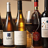 スペイン料理とともに楽しめるドリンクとして、ワインやシェリーを幅広く取り揃えています。赤・白を中心としたワインに加え、食前酒や食後酒としても選びやすいシェリーも用意。料理の内容やその日の気分に合わせて選べるため、食事の時間に自然な彩りを添えてくれます。