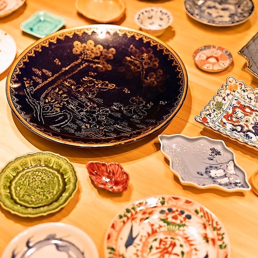 料理を彩る器にもこだわりが。益子焼や九谷焼など各地の器と共に料理を心ゆくまでお愉しみください。