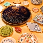 料理を彩る器にもこだわりが。益子焼や九谷焼など各地の器と共に料理を心ゆくまでお愉しみください。