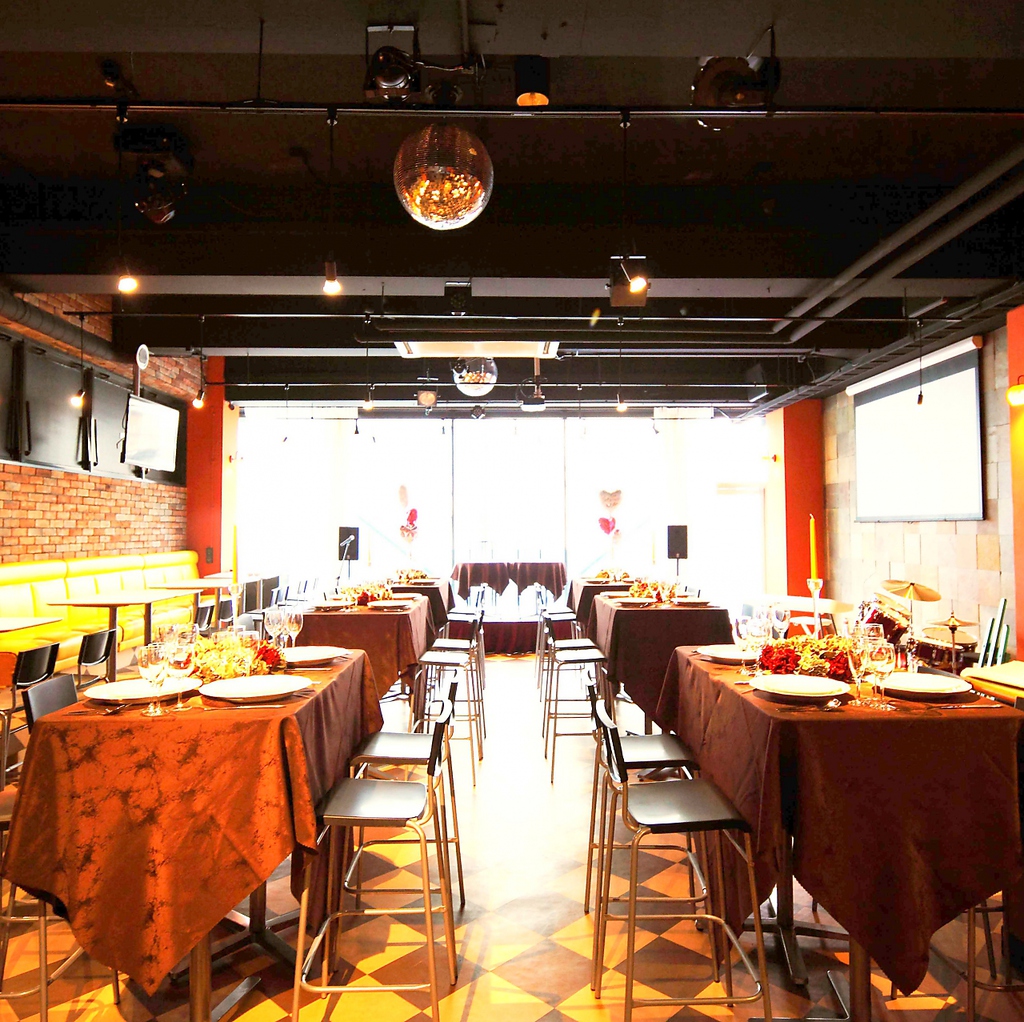 ―　最大200名収容可能な、広々とした店内　―