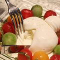 料理メニュー写真 “ブッラータ” を丸ごと使ったトマトのサラダ　カプレーゼ
