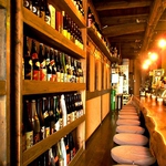 ズラリと並んだ地酒の数々をバックに、カウンター席でお食事とお酒をお楽しみください。